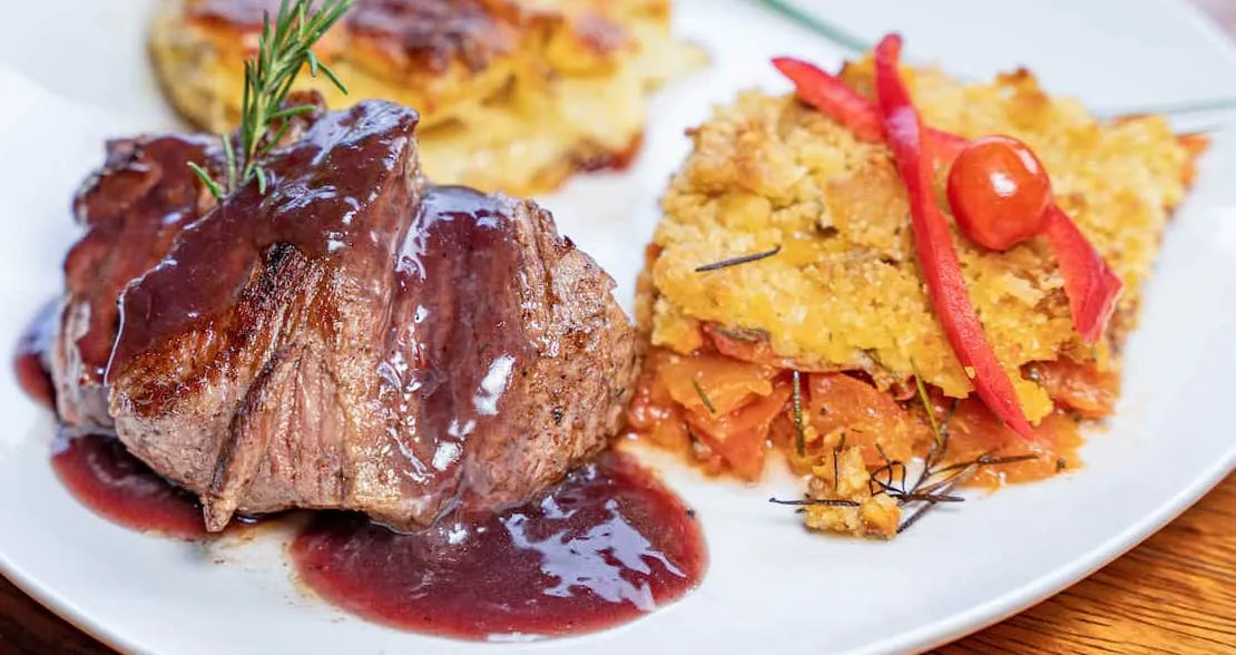 Filete con guarnición de la cocina fusión francesa y ecuatoriana