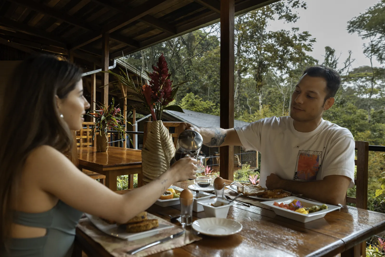 Huéspedes disfrutando del desayuno en la terraza del restaurante Hamadryade